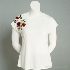 🍍NWOT Adiva tee with floral detail🍍